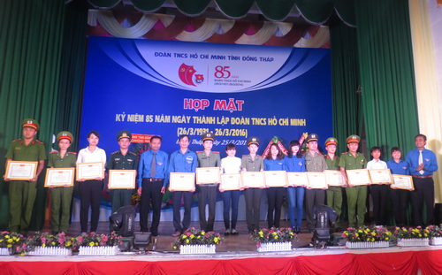 Khen thưởng các cá nhân đạt giải cuộc thi viết tìm hiểu 85 năm vinh quang Đoàn TNCS Hồ Chí Minh